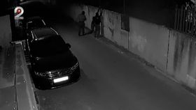 VIDEO Hoți prinși după filmările de la filare! Au încercat să tâlhărească o femeie în propria casă